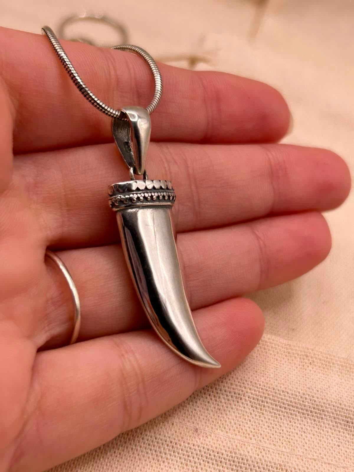Pingente Dente de Sabre em Prata 5cm