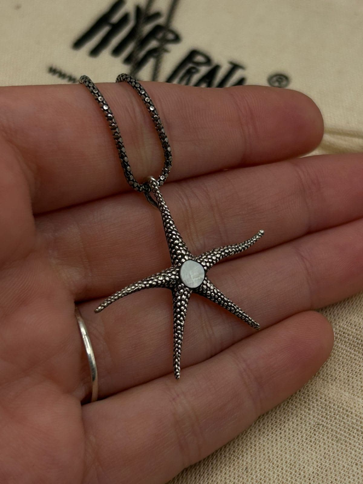 Pingente Estrela do Mar com Ponto de Madre Perola 3cm