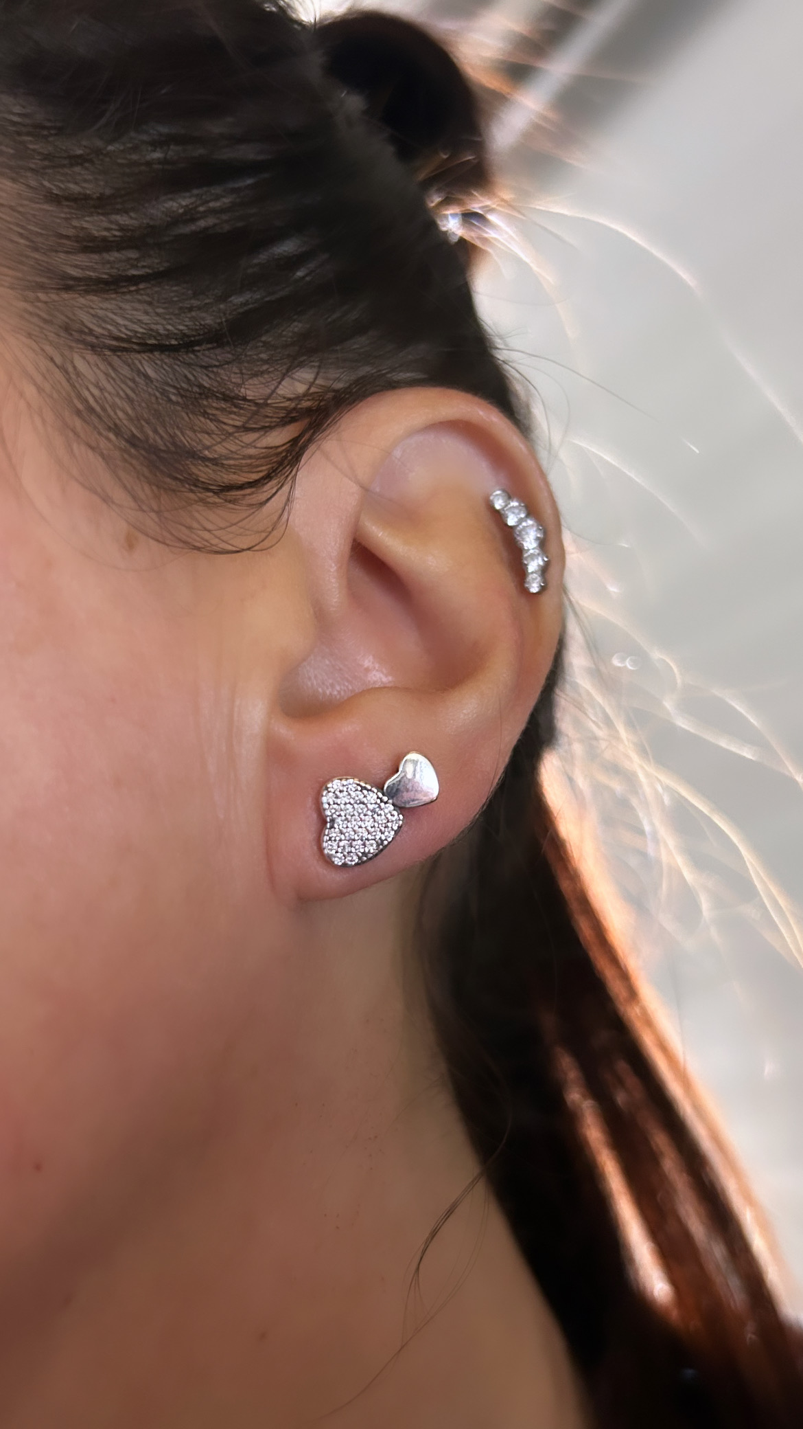 Brinco coração microzircônias e liso prata 925 com ródio 
