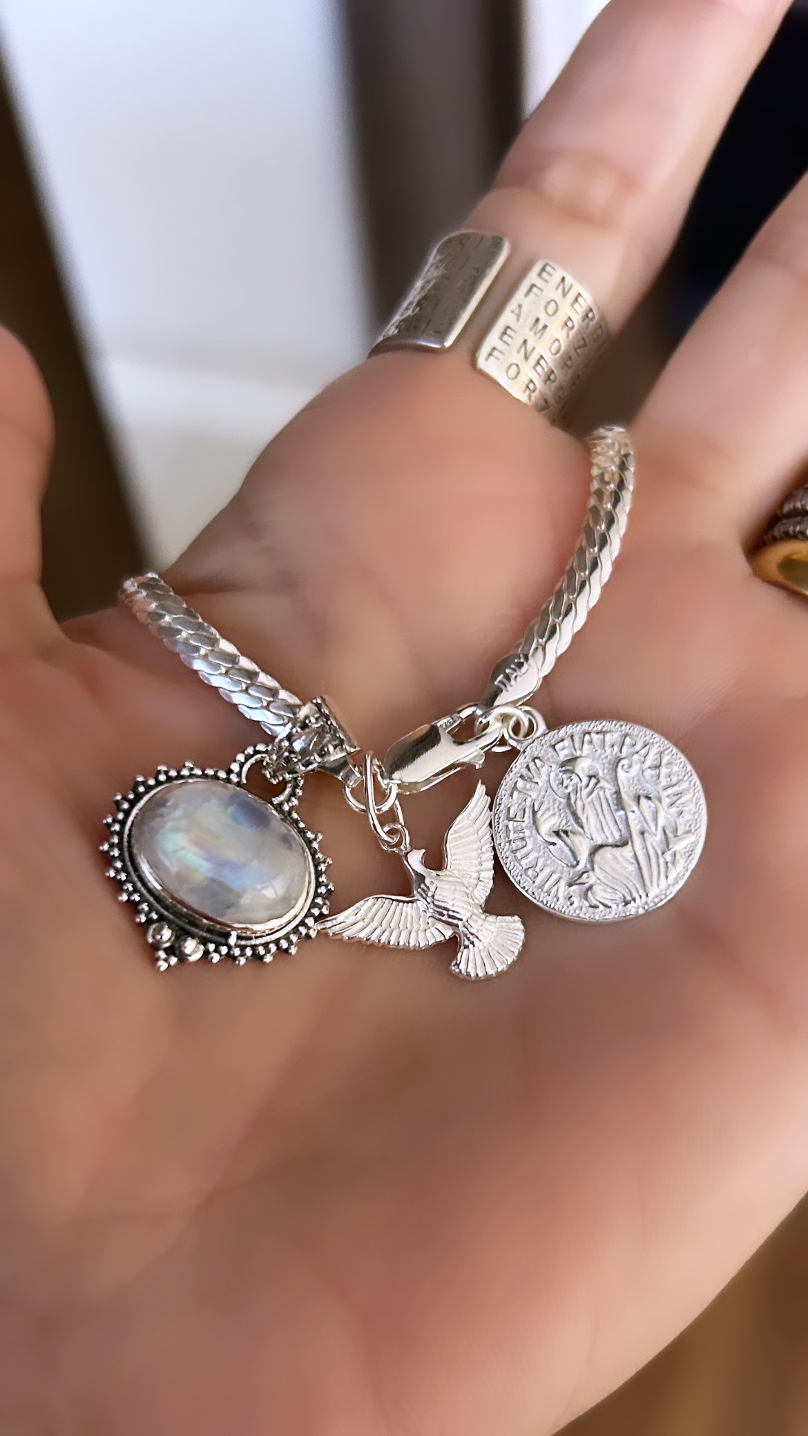 Pingente São Bento sentado e Cruz Sagrada prata branca 925(M)