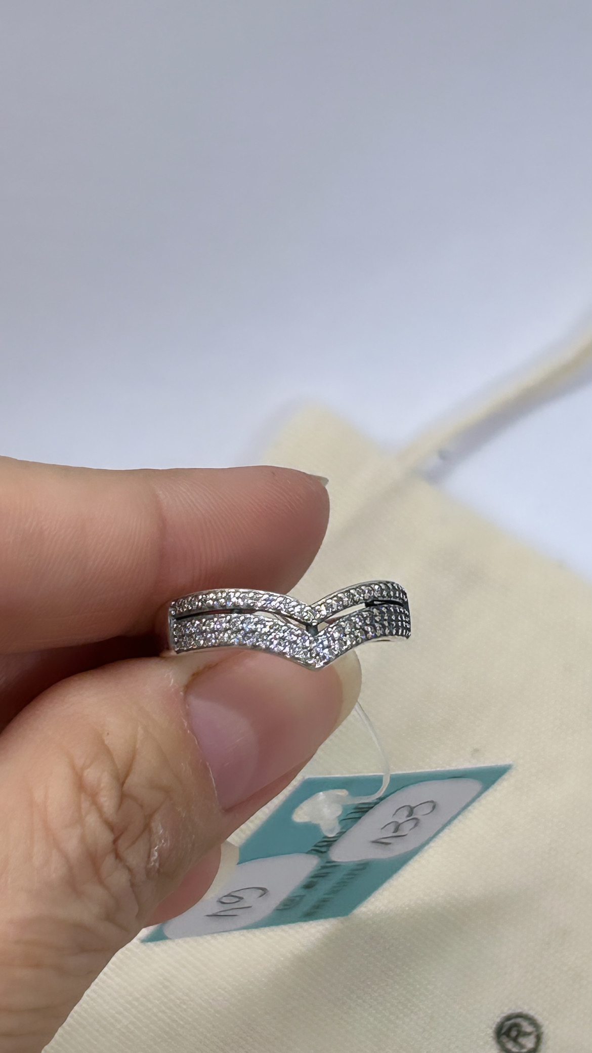 Anel V boho microzircônias prata envelhecida 925(Tam 19)   