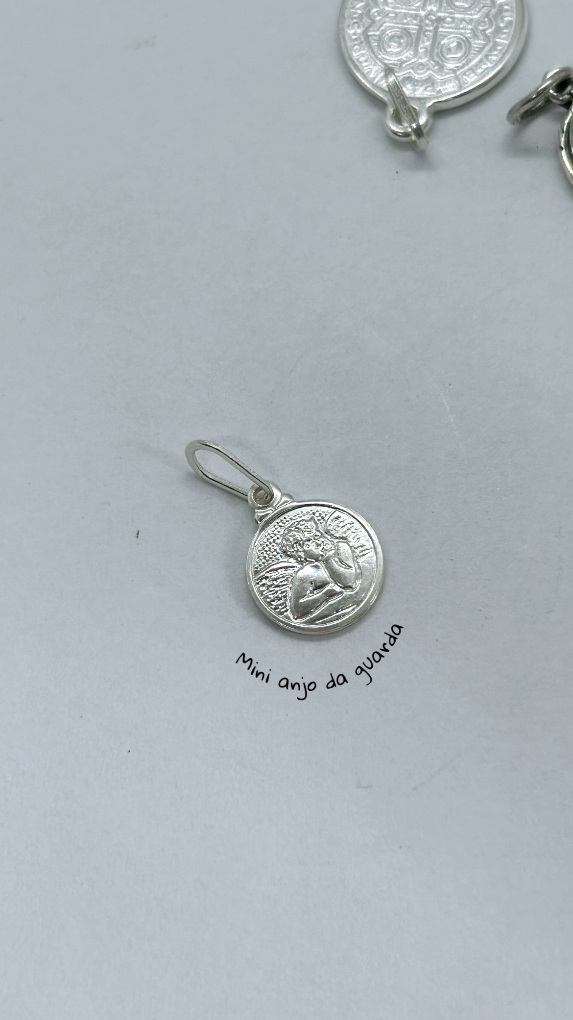 Pingente mini medalha “anjinho da guarda” prata 925