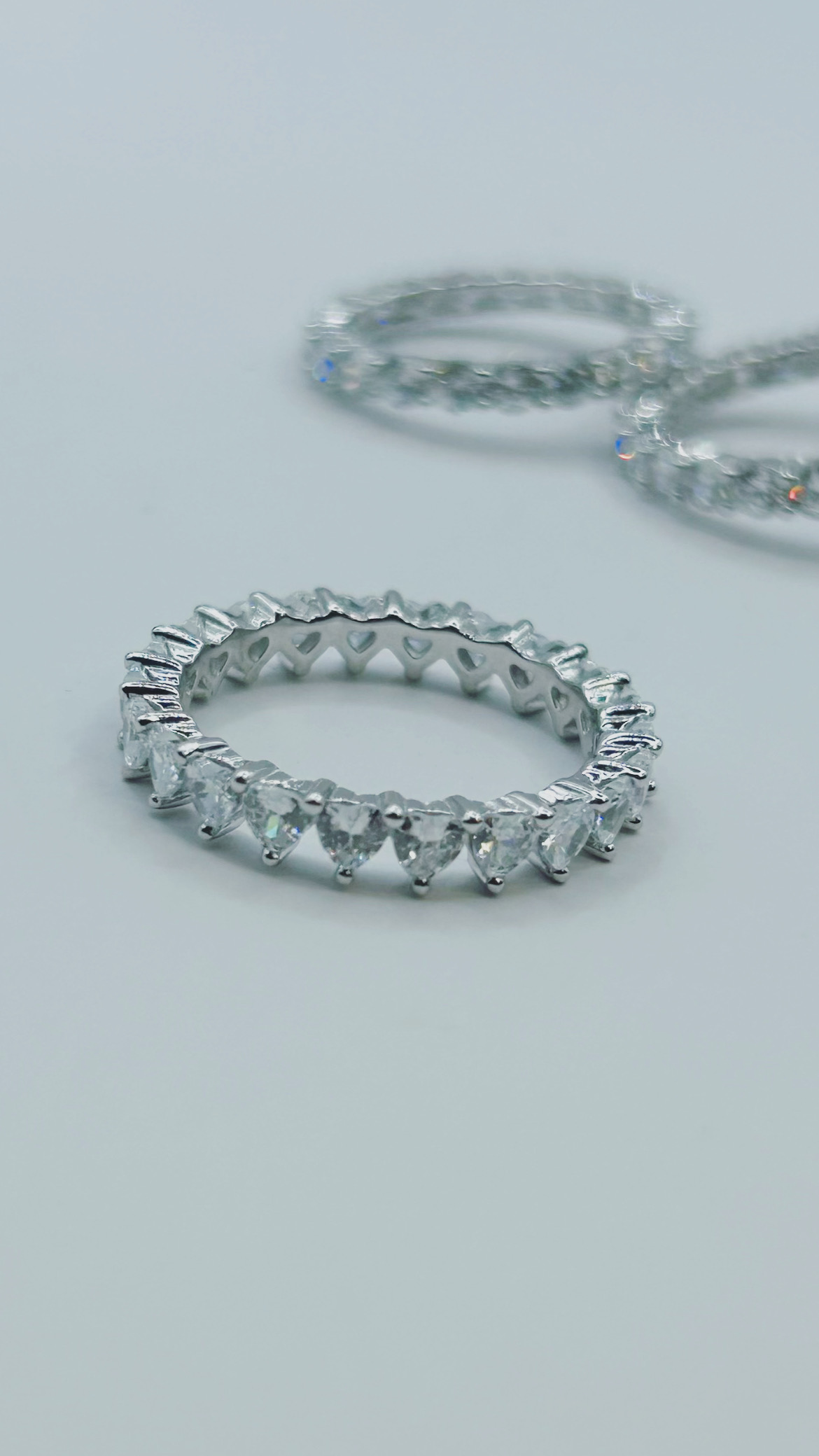 Aliança mini corações zircônias prata 925 com ródio (Tam 20)   