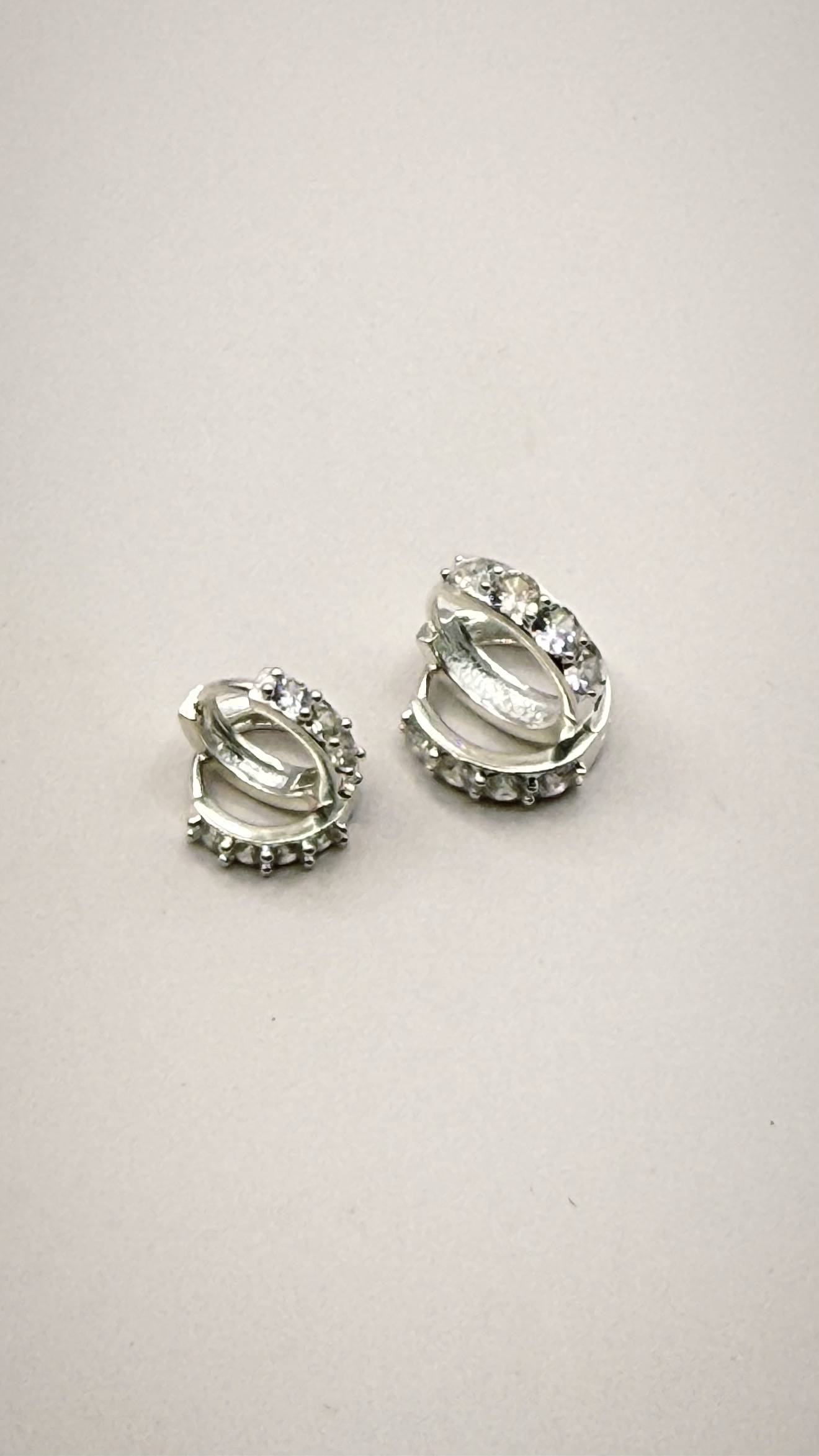 Brincos argolas duplas zircônias click grossinhas prata 925 (0,4 mm/G e M)) 
