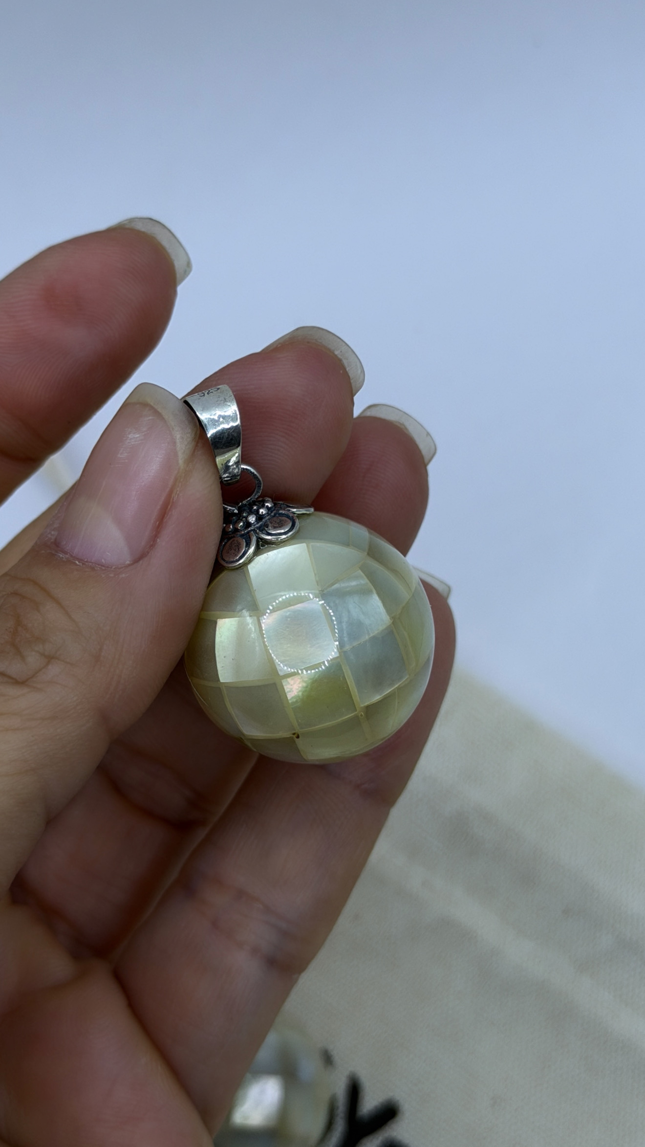 Pingente chama anjos madrepérola balinês prata 925(2,5 cm)  